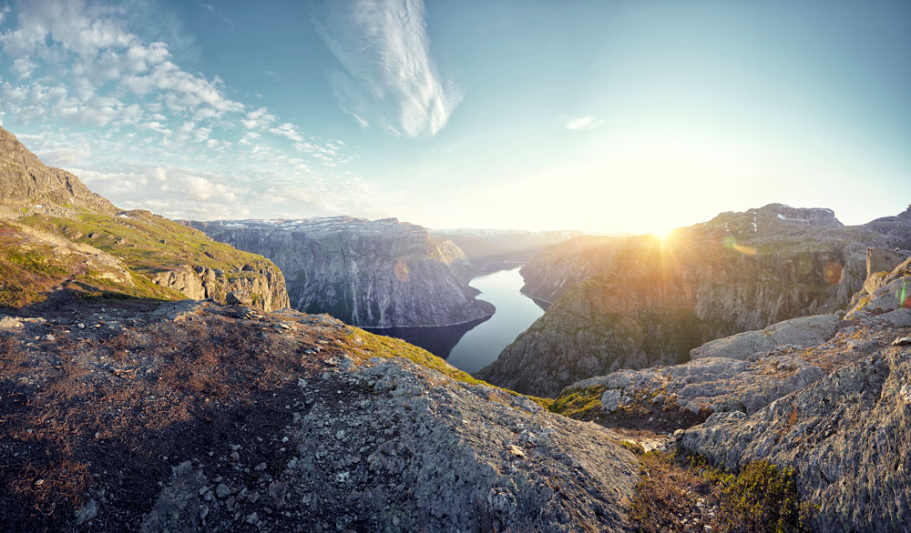 En norsk fjord i solnedgången