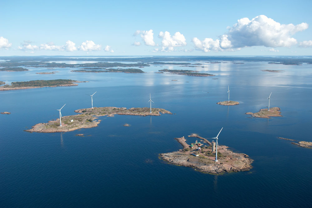 Vindkraftvert ute på små öar i havet